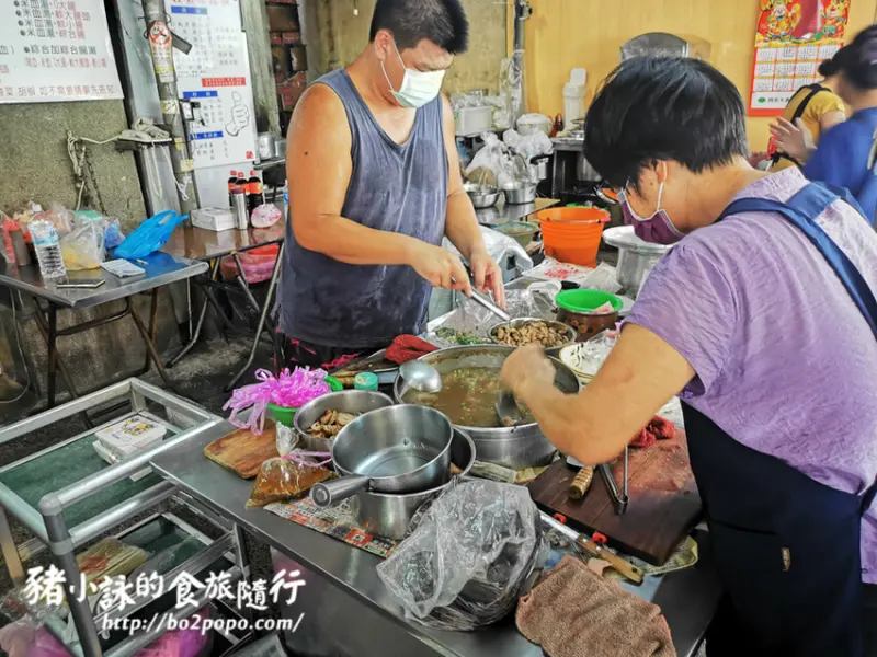 高雄。路竹》阿柳姨豬血湯。隱身傳統市場排隊古早味美食