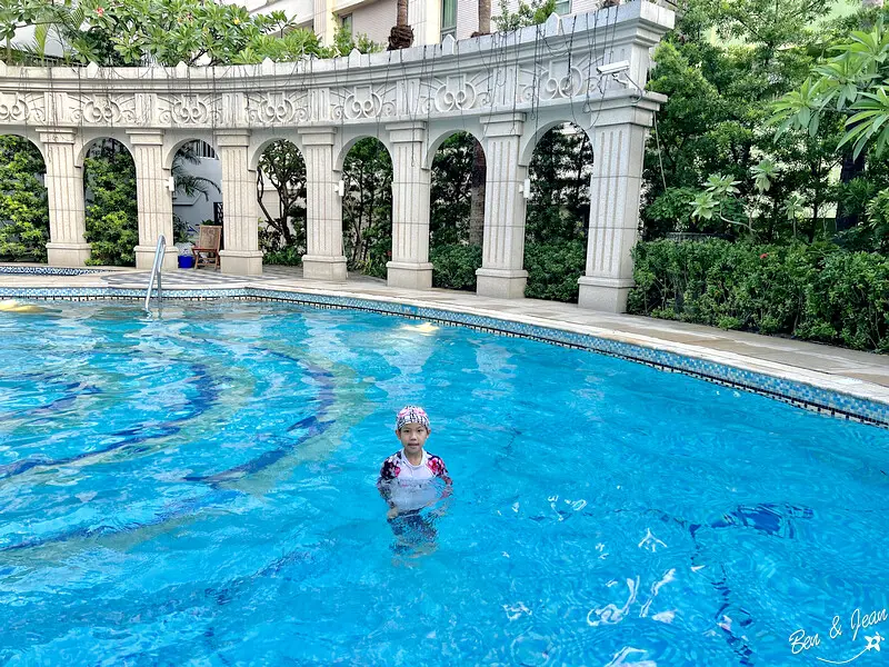 高雄住宿推薦》高雄福容大飯店~峇里島風情泳池、遊戲室、三溫暖、自行車友善飯店，還有毛小孩的家，緊鄰愛