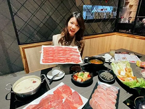 高雄火鍋首選【肉多多火鍋-仁武仁雄店】 肉多多火鍋大變身！石頭火鍋湯頭激推，吃到飽火鍋中名副其實金榜的幸福鍋物，高雄火鍋口袋名單