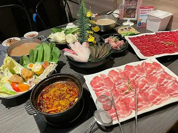 高雄仁武火鍋推薦【肉多多火鍋】台灣火鍋第一品牌~首屈一指的排隊名店。三人行，必有麻辣吃，300元套餐點三份即贈一鍋爆炒川府麻辣湯! 肉多多火鍋大變身~炒鍋必吃