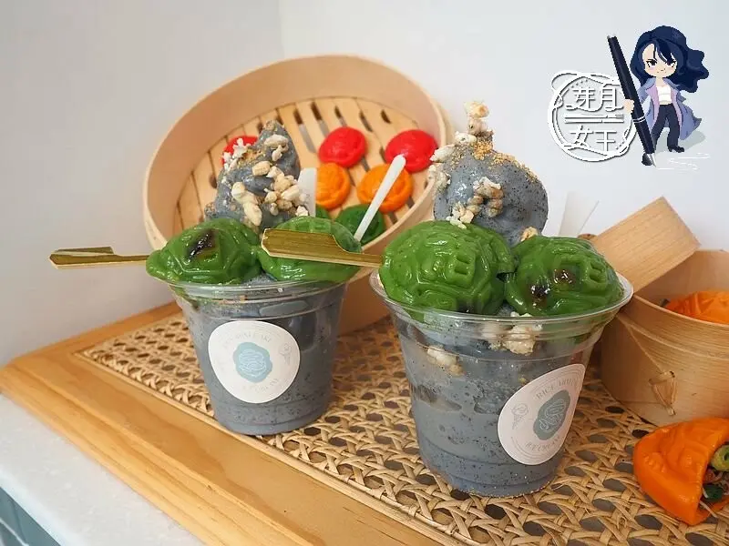 親愛的，我把紅龜粿用縮小燈給變小了，配上芝麻麵茶霜淇淋，IG超人氣新寵兒~