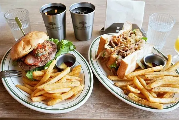 蘆洲美食-森七七，薄鹽醬燒牛五花三明治/莎莎培根牛堡，網美最愛文青風早午餐餐廳，近三民高中捷運站