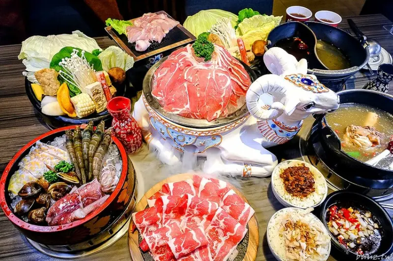 羊肉爐仙氣上桌，燒瓶子平價鴛鴦鍋好氣派，濃郁羊肉湯宵夜也能吃得到，冰淇淋飲料無限續！