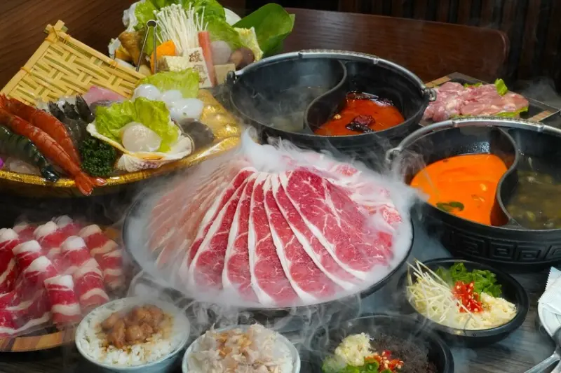 員林美食｜燒瓶子大肆の鍋員林店 328起超人氣火鍋 堆成火山的肉肉套餐肉控必點 備有免費專屬停車場