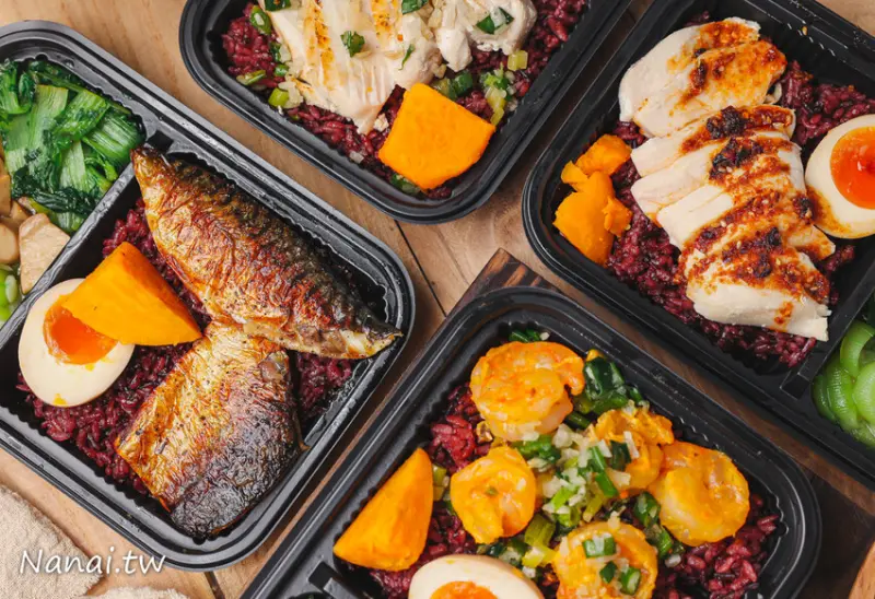 鐵板料理也能吃的很低卡！獨家油潑辣子雞胸餐盒一吃就上癮，還有鐵板煎的挪威鯖魚餐盒也賀甲，石饕鐵板低卡餐盒坊(彰化曉陽店)