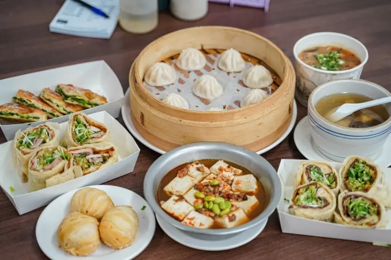 高雄美食｜人氣蔥油餅蔥香十足/蘿蔔絲餅超美味/小籠包皮薄會爆汁/金牌蔥餅王