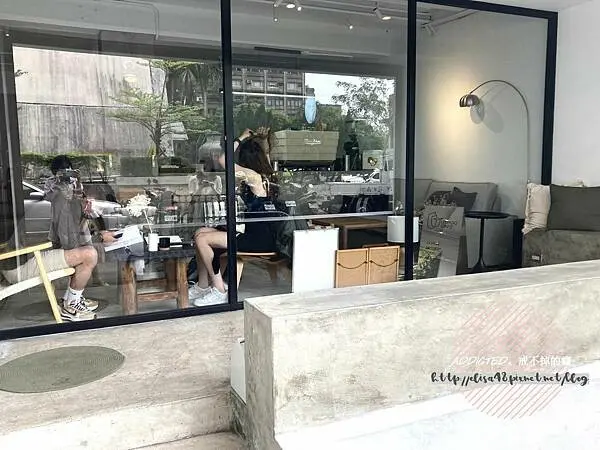 台北信義-[Utroo café寓所咖啡] 市政府站10分鐘富邦美術館旁，複合式藝文展覽空間，寵物友善設計感十足，灰色系清水模風簡約時髦咖啡餐館