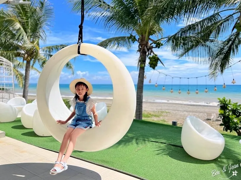 屏東景點》愛情海岸海景渡假園區～夢幻蔚藍海岸IG 場景，愛心兔兔、天使翅膀、月亮鞦韆、鳥籠發呆亭戲水池