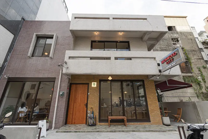 二層樓老屋別墅所改建的特色咖啡廳，有精美奶油蛋糕，網美拍照好店｜鐵木 IRONWOOD CITY