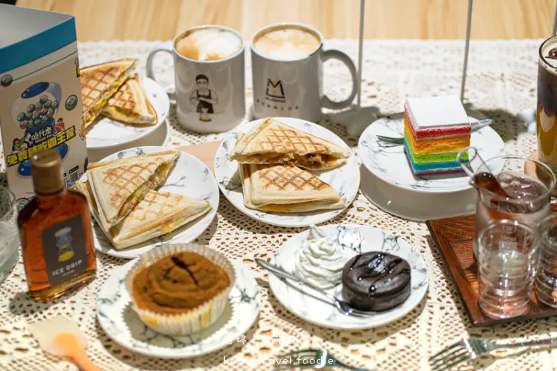 【慕光咖啡工作室】用吃什麼App免費換飲品/拿鐵買一送一，桃園咖啡廳推薦，極致濃郁肉桂捲│菜單