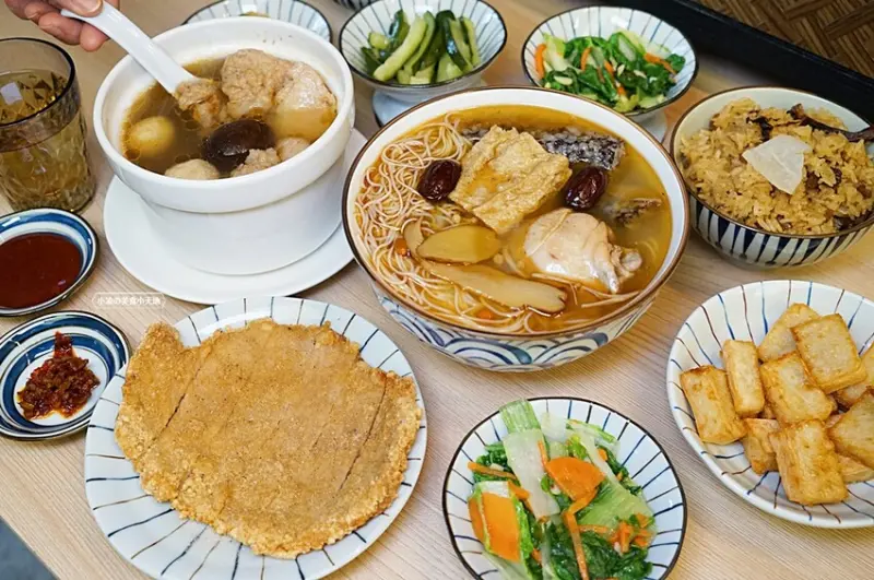 吉日起，總鋪師的手路菜，佛跳牆、油飯、麻油雞腿麵線，一個人也能輕鬆品味，下午無休息！！