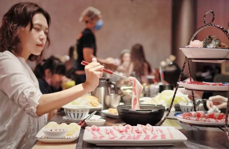 桃園鍋物/中壢尬鍋台式潮鍋，王品集團平價台式風味鍋物還享半自助式吃到飽。