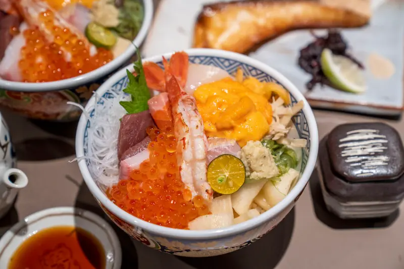 台北 岡心食堂｜生魚片丼飯最新據點 ，鮨岡心 平價的海鮮丼飯～新開幕日式料理