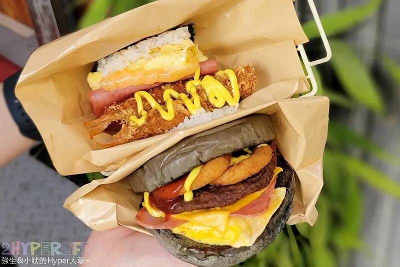 想吃沖繩飯糰又有好選擇！多達17種沖繩飯糰口味搭配套餐更有飽足感，另外還有超酷竹炭漢堡，早午餐選擇這下豐富多啦～