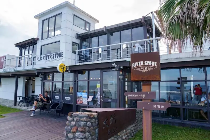 宜蘭咖啡廳 川岩 River Stone Coffee｜宜蘭頭城必去「無敵海景咖啡廳」　網美風玻璃屋「龜山島海景第一排」