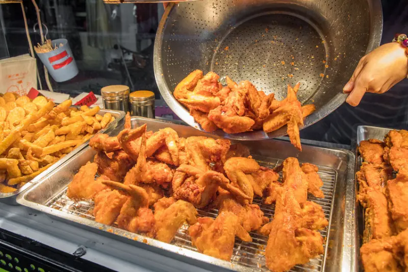 巷口湯翅-內壢店|整盆用倒的，炸來不及賣！滿滿雞汁炸湯翅，六隻100元