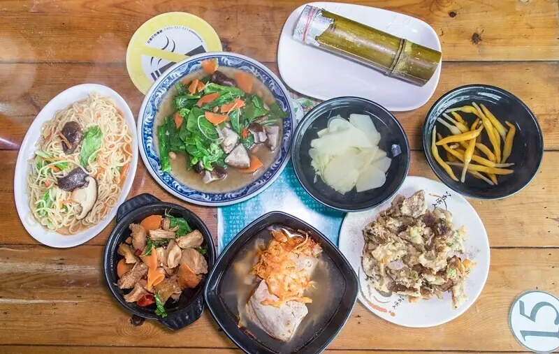 【復興三好之九】枕頭山隨緣小棧蔬食坊.炒麵香噴噴.臭豆腐.猴頭菇.炒山菜都對味