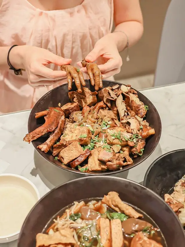 正香滷味客棧的獨特乾滷味讓你一試成主顧！藥膳香氣濃厚、豚骨湯美味滑順，讓每一口都滿溢幸福感。