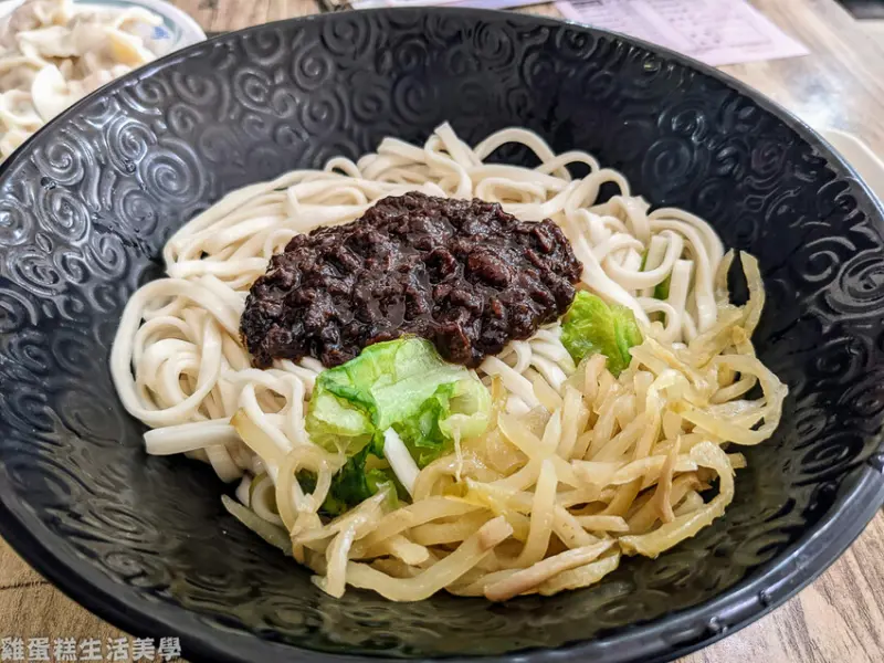 【新竹食記】竹東北方麵館 - 服務親切好停車，大推炸醬乾麵