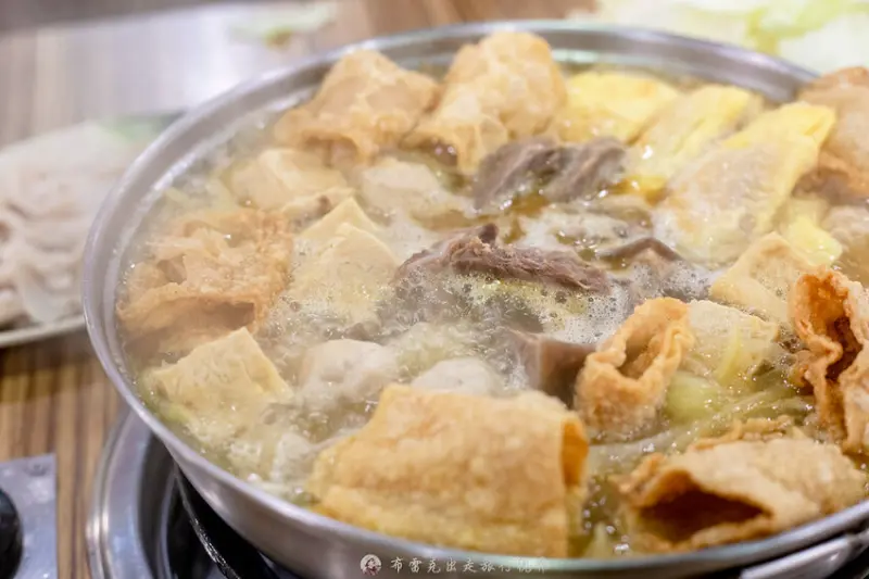 有紅燒、蔬菜、麻辣、泡菜跟沙茶五種湯頭選擇的羊肉爐，竟然有如夢幻逸品的羊三層｜布雷克出走旅行視界