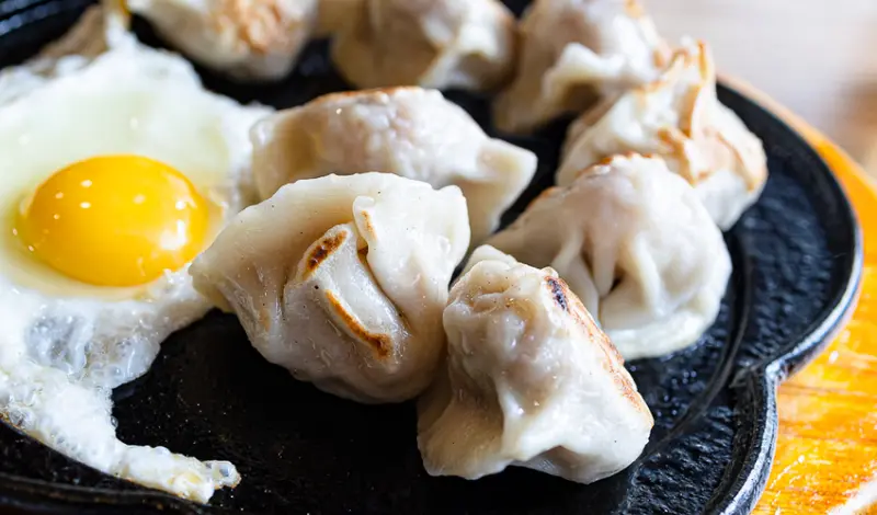 日式屋舍內竟賣起了台式牛排以及煎餃，這組合我這輩子沒見過｜一餃燒