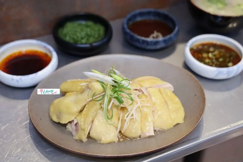 天菜溫泉雞像泡溫泉出來的雞肉 軟香滑口  老闆們都是天菜級的型男主廚