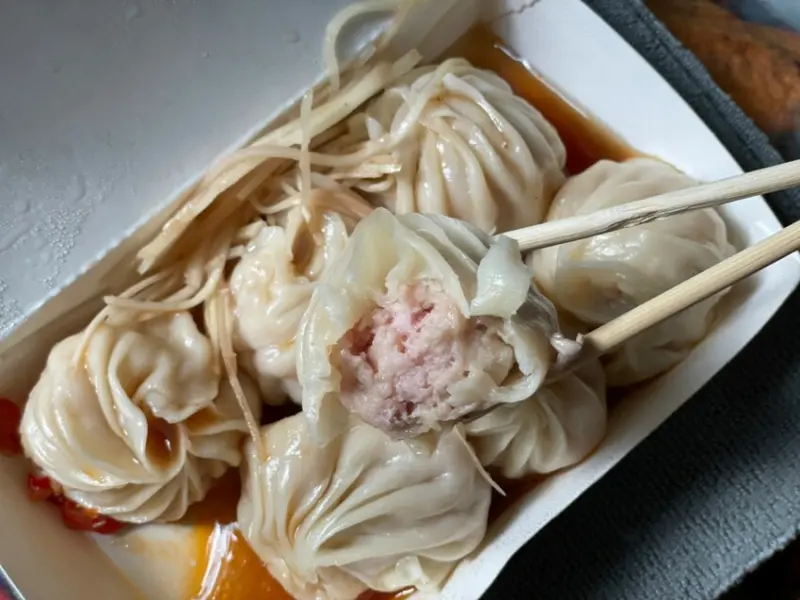 群籠之首手工小籠包-皮薄餡多的餐車小籠包竟有Google4.8顆星！