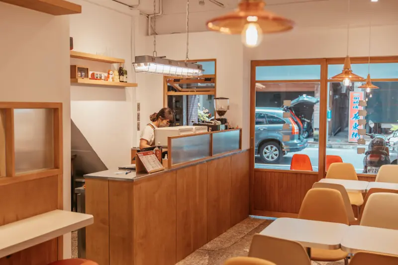 萬華香港人開的港式早餐 富特士多，港式麵包酥脆甜而不膩～7:30就開始營業，漢堡三文治全賣光 · 算命的說我很愛吃