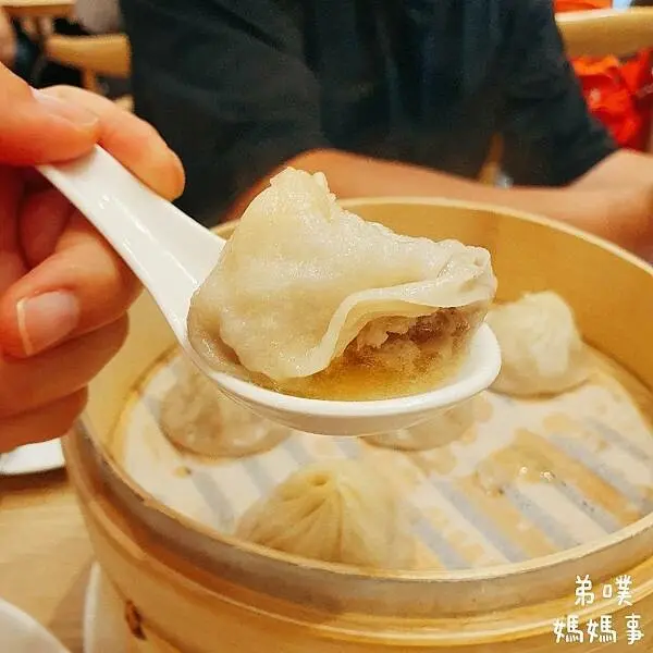 【高雄‧前鎮】漢來上海湯包 高雄夢時代店│皮薄汁多美味湯包、原盎湯品肉嫩、湯頭濃郁好喝~(菜單)