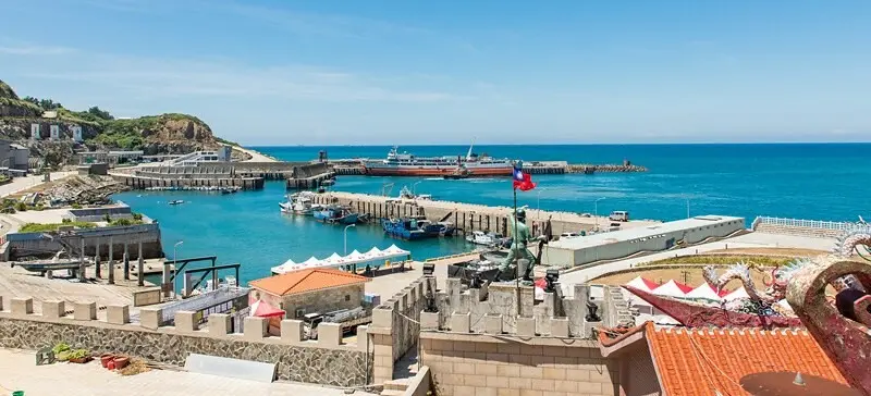 【馬祖東引美食】鹹味島合作社.忠誠門後的東引藍.魚露工寮老屋大翻身.東引最佳發呆地點