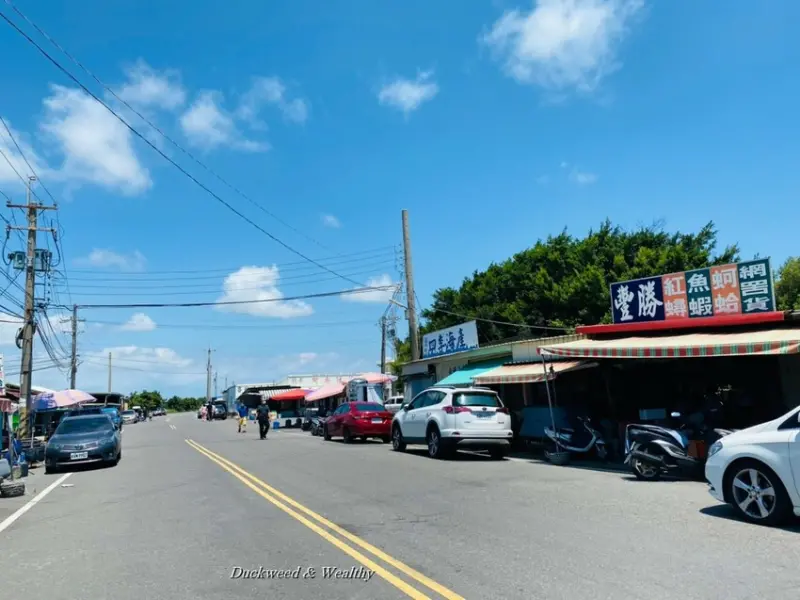 【台南。七股食記】隱藏在鐵皮屋下的海鮮美食「三股海產街」∣內行人品嚐銅板價海產美饌