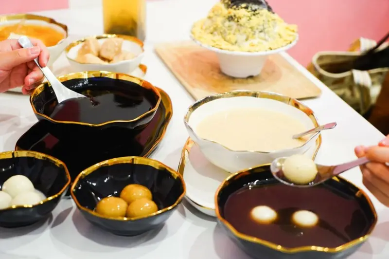 台北美食「何家甜品鋪」秋冬應景 料多甜湯配爆餡湯圓！蛋捲冰炫風顛覆想像