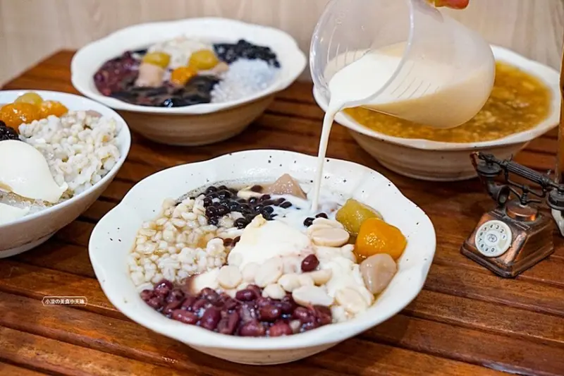 東門町║市場旁的人氣銅板美食，手作鹽滷豆花、嫩仙草、甜湯、當日熬煮配料超過15種，料多實在，還有外送唷！