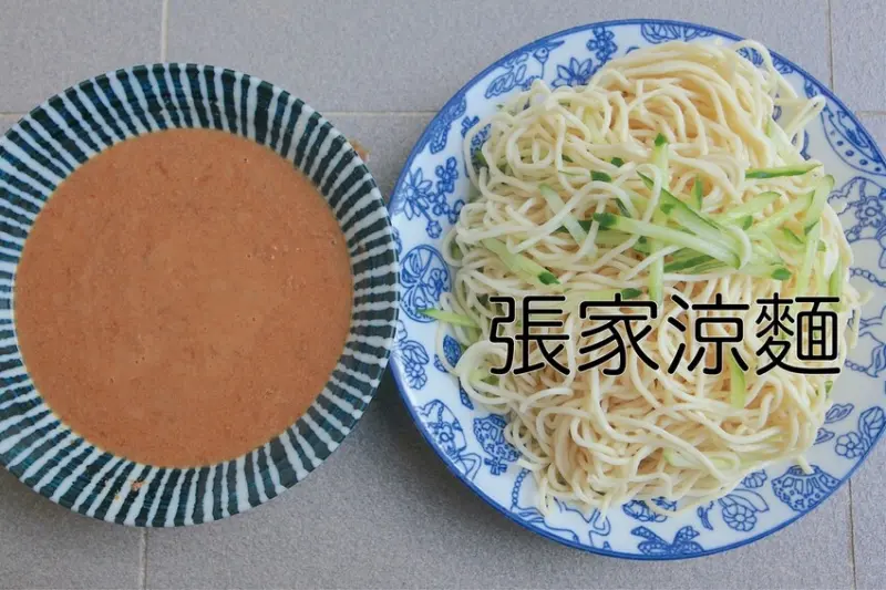 吃。台南美食｜東區。「張家涼麵店 陽春麵」隱身在崇德市場周遭超隱藏版涼麵，麻醬香氣四溢美味的涼麵「張