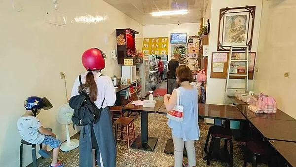 大胃王等級的份量！一份炒麵足足有1公斤重，誰吃的完阿！其他地方看不到的無敵大份量炒麵，三個人還可能吃