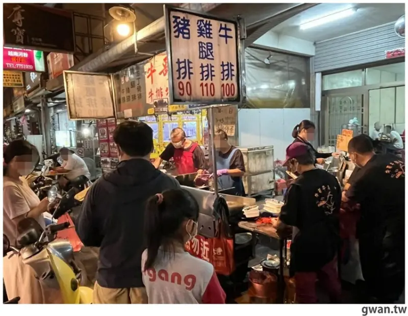 牛排100豬排90！這間牛排一周只開兩天，營業時間人潮不斷～