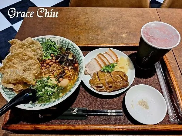 小螺波螺螄粉 Xiao Luo Bo西門店～配料滿滿的螺螄粉酸辣帶勁，搭份脆脆皮+香香肥腸好滿足（萬華．西門町）