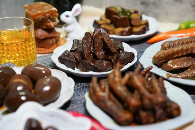 【台中西屯｜美食】承樑老-梁記黑糖滷味。來自台南的團購滷味，台中大遠百設櫃啦，黑糖鹹甜滷味會上癮