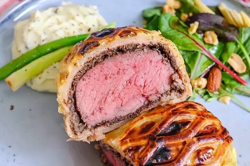 粉嫩菲力配奶香酥皮，交給鬍子公爵威靈頓牛排專賣，在家享用大餐也能輕鬆上桌！