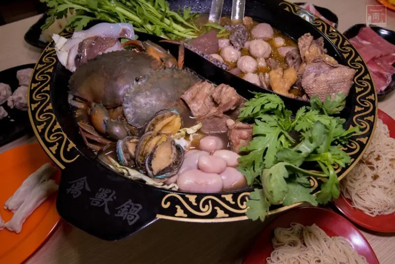 【臺南美食】秋冬就要進補，招牌禽獸鍋讓你吃到薑母鴨也能吃到羊肉爐，再搭個紅蟳、雞佛、鮑魚讓你補上加補，還有免費停車場~鑫帝元薑母鴨羊肉爐 - 南人幫