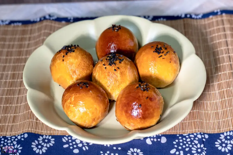 菲傭蛋黃酥｜東區台中市–帶有焦糖色澤的美味蛋黃酥，口感酥脆內餡甜香