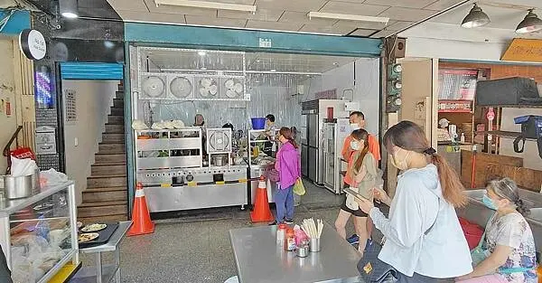 沒有招牌，路過可能會錯過的超低調高評價美食小吃店！網路評價４.４顆星！附近居民從小吃到大的美味小吃店