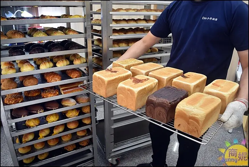 DM手作烘焙。日本湯種生吐司150元!好吃平價麵包採網路預約滿額店家親送大加分-商妮吃喝遊樂