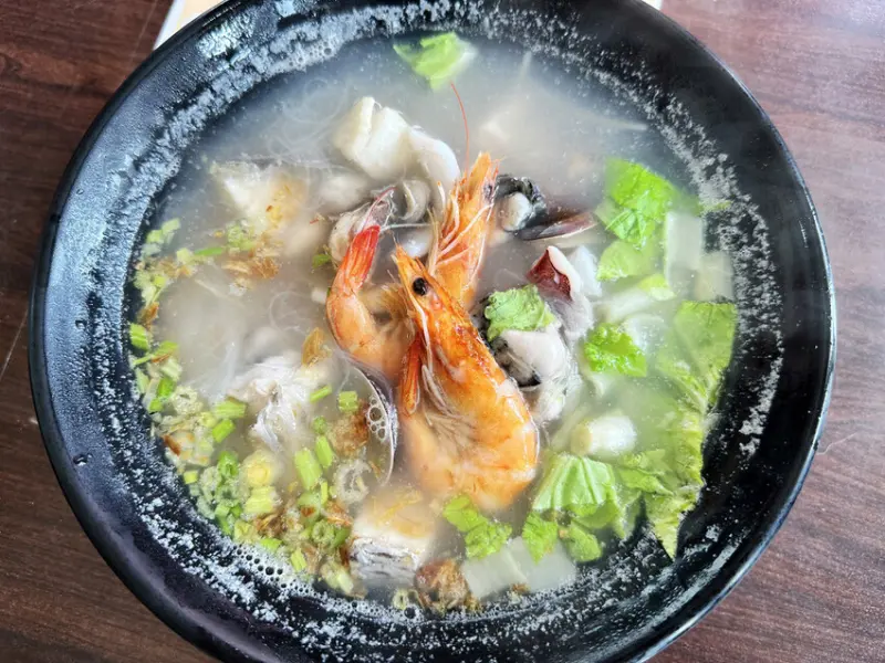 在地人私心推薦！值得特地驅車前往的湖西美食，放了一整隻的小管麵線，澎湖必吃！