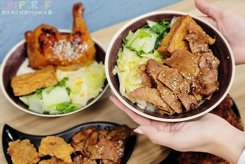 說是台中西區最強火烤便當也不為過！直火現烤醬香肉香兼具，激推肉量巨多的雙倍烤肉飯和超大雞腿飯～