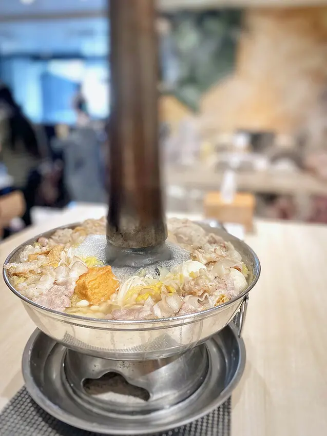 [新竹] 老瀋陽酸菜白肉鍋，超夠味酸白菜湯底！蛋餃 牛肉起司丸必點！ 食尚玩家 菜單 停車 巨城