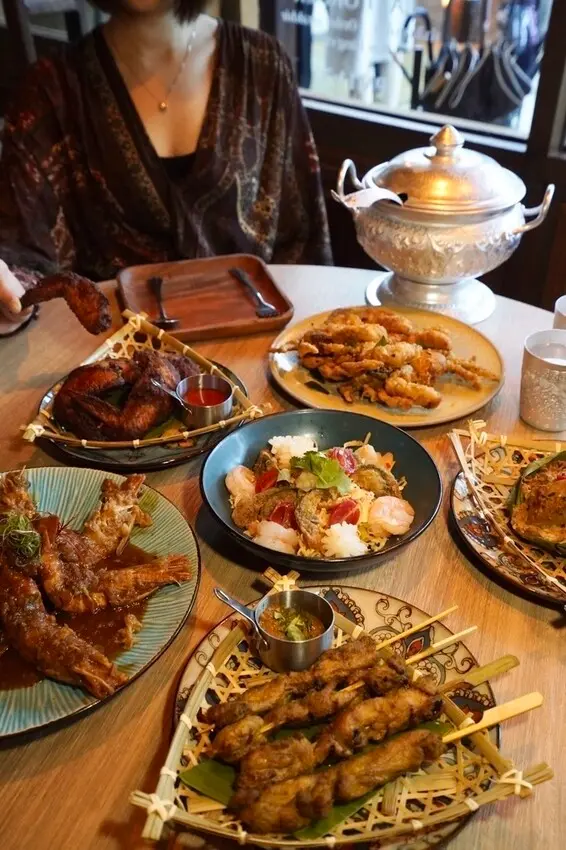 探索ABV Bar & Kitchen最新開幕南洋餐酒館，經典與創新南洋美食來襲！老饕必點金沙蟹、清蒸咖哩魚不容錯過！台北美食推薦