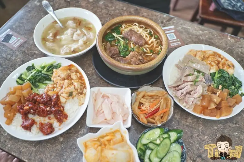 口味豐富.份量多的麵飯米食！必點客家油雞腿.糖醋排骨飯！