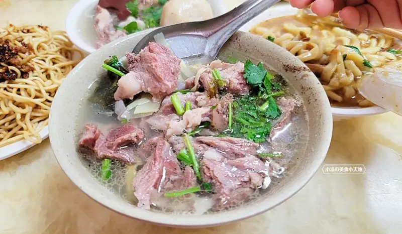 在地人的銷魂美食！激推招牌骨仔肉湯，軟嫩鮮美，人潮滿滿的老店！！！！