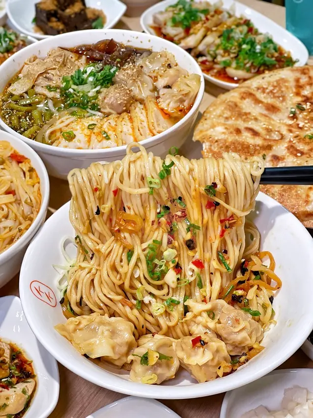 《桃園林口x墨竹亭 燃麵本家》四縣市都能吃到的文青麵食店！大讚鮮蝦抄手燃麵，擺滿滿的誘人小菜櫃！還推出「南洋」新菜色！(附墨竹亭菜單)